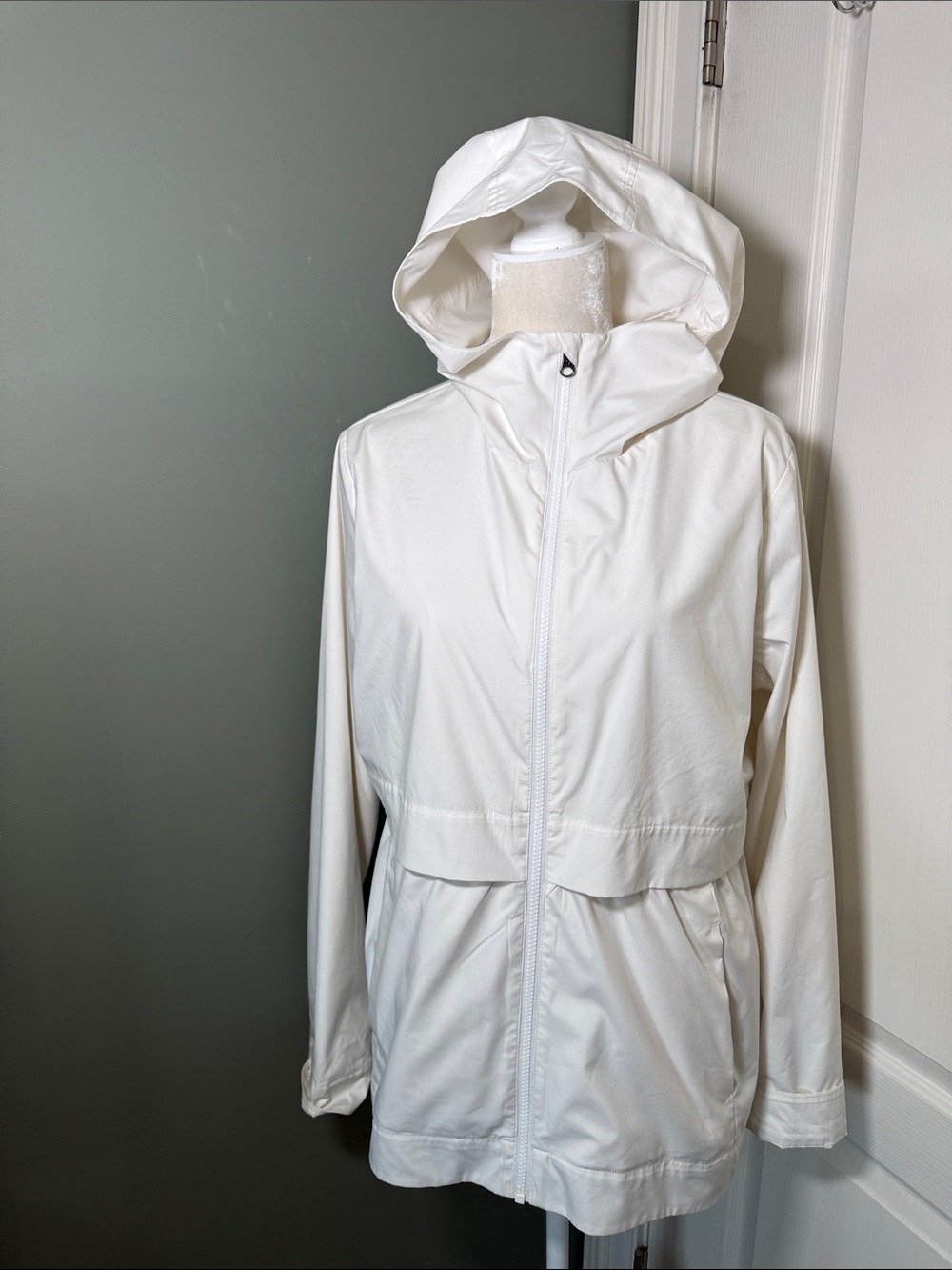 Lululemon White Hooded Rain Jacket Zip Front Windbreaker Size 12